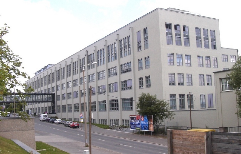Das Gebäude vom gleichen Standpunkt aus fotografiert im Jahr 2001