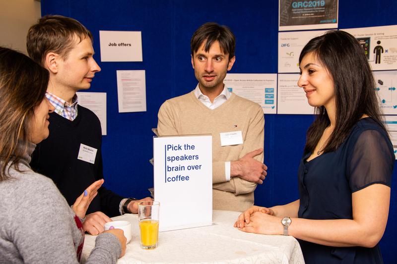 Nachwuchswissenschaftler können sich am Rande der Veranstaltung mit renommierten Wissenschaftlern austauschen und von ihren Erfahrungen profitieren oder neue Kontakte knüpfen. 