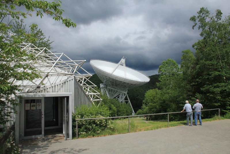 Der Besucherpavillon des Radio-Observatoriums Effelsberg mit dem 100-m-Radioteleskop im Hintergrund. 