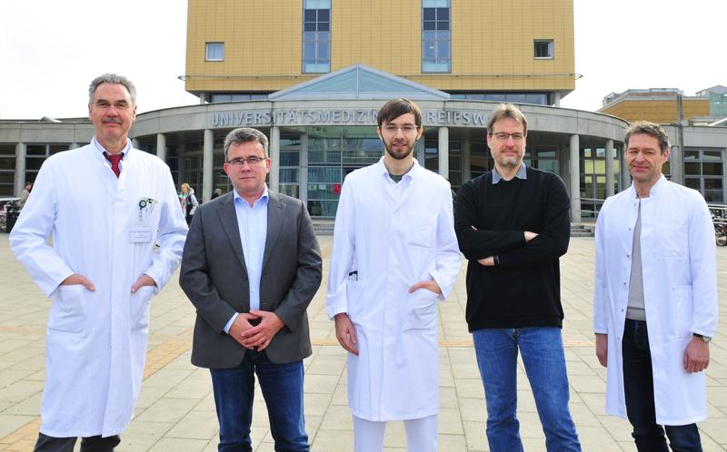Prof. Markus M. Lerch (v.li.), Prof. Uwe Völker, Dr. Fabian Frost, Dr. Georg Homuth und Dr. Frank Ulrich Weiss