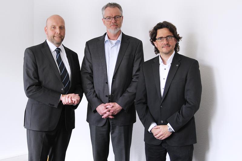 Der Leiter des neuen Instituts für digitalen Wandel Prof. Dr. Wolfram Höpken (Mitte), Prof. Dr. Nils Hagen (stellvertretender Leiter, links) und Prof. Dr. Ralf Stetter (Mitglied des Vorstands).