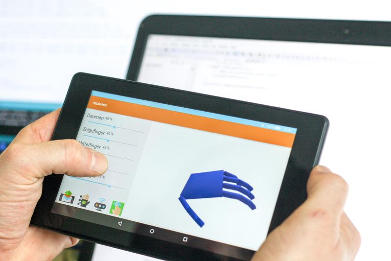 Das Gründerteam „Recovics“ arbeitet an einer digitalen Lösung zur Unterstützung der Hand-Therapie. 