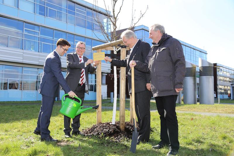 Tino Hackenbruch, Leiter der Wirtschaftsförderung Kreis Ahrweiler und Landrat Dr. Jürgen Pföhler mit dem Präsidenten der Hochschule Koblenz, Bosselmann-Cyran und Vizepräsident Holz