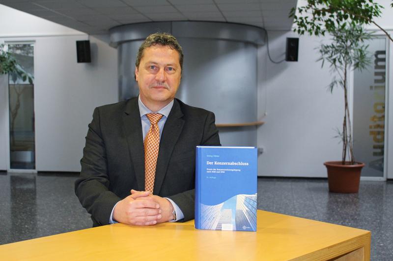 Prof. Dr. Michael Dusemond, Experte für Rechnungslegung an der PFH, mit dem komplett überarbeiteten Lehrbuch "Der Konzernabschluss".