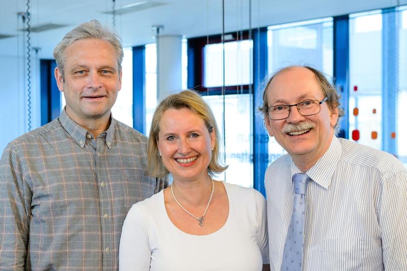 2018 hat Dietrich Nelle (rechts) die Leitung von ZB MED an die neue Doppelspitze Dietrich Rebholz-Schuhmann und Gabriele Herrmann-Krotz übergeben.