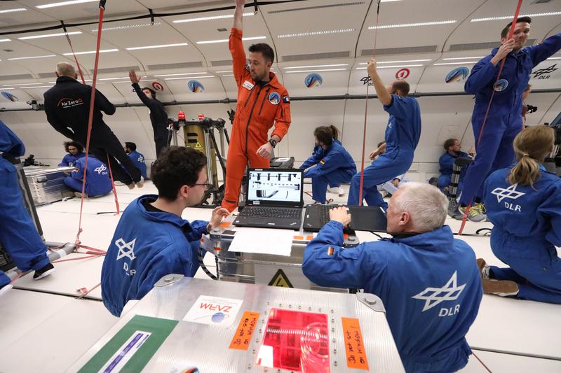 Die ZARM-Crew bei der Experimentdurchführung während des Parabelflugs.