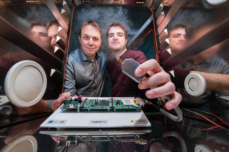 A sensor system that precisely measures air humidity even in hot industrial ovens: Project manager Tilman Sauerwald (l.) and PhD student Henrik Lensch from the research team led by Andreas Schütze.