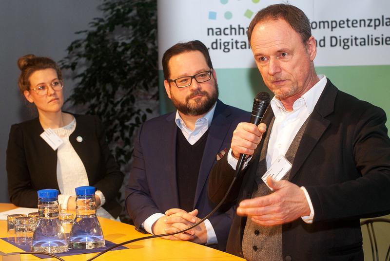 Diskutierten über Digitalisierung und Nachhaltigkeit im Mittelstand: Riccarda Retsch vom Rat für Nachhaltige Entwicklung, Burkhard Remmers (r.) von Wilkhahn und DBU-Generalsekretär Alexander Bonde