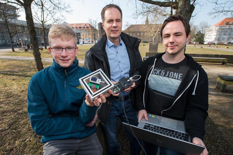 Schüler Johannes Schneider erforscht die Luftqualität. Lehrer Benjamin Brück, Leiter des Schülerforschungszentrums Saarlouis, und Sebastian Höfner aus Prof. Schützes Team unterstützen dabei. (v.l.)