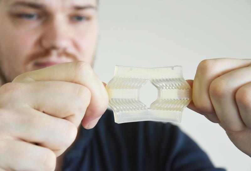 Mit besonders strukturierten elastischen Materialien will Materialwissenschaftler Michael Timmermann von der Uni Kiel Orthesen bequemer machen.  