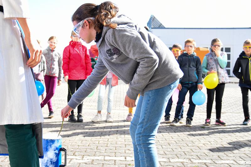 Schülerinnen und Schüler experimentieren bei der Kinderhochschule auf dem Campus der TH Bingen.