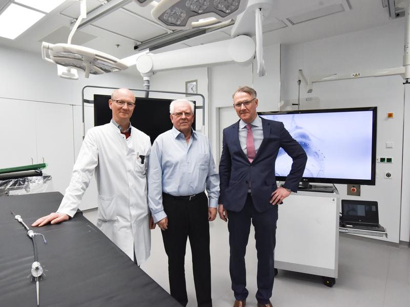 Prof. Christian Reeps (r.), Uniklinikum Dresden, und Prof. Klaus Matschke (l.), Herzzentrum Dresden, mit Manfred Lauermann. Ihm wurde die Aortenbogenprothese minimal-invasiv gelegt.