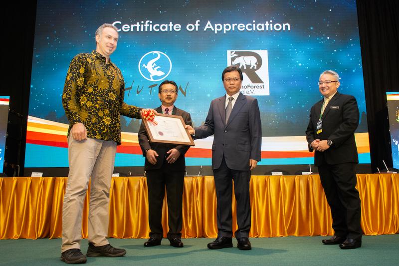 Anerkennung für RFF Robert Risch: Vorstandsmitglied RFF, Datuk Mashor Mohd. Jaini: Chief Conservator of Forests Sabah, Datuk Haji Mohd. Shafie bin Haji Apdal: Chiefminister of Sabah