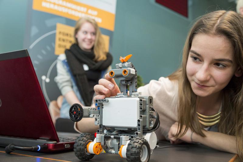 Mädchen können beim Girl`s Day zum Beispiel Roboter programmieren.