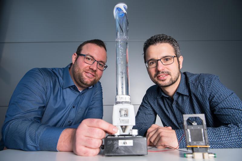 Philipp Linnebach (l.) and Steffen Hau (r.) from the research team led by Prof. Stefan Seelecke with prototypes of a motorless pump (centre) and a smart valve made from electroactive polymer film.