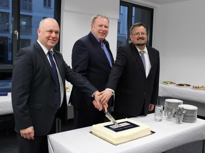 ISM-Präsident Prof. Dr. Ingo Böckenholt (Mitte) und die Campusleiter Prof. Dr. Dieter Schlesinger (r.) und Dr. Jan Hanusch (l.) läuteten das Get-together mit einem Tortenanschnitt ein.