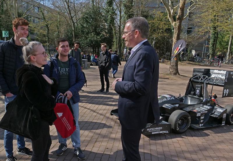 Rektor Prof. Dr. Frank Artinger (r.) im Gespräch mit „Erstis“ 