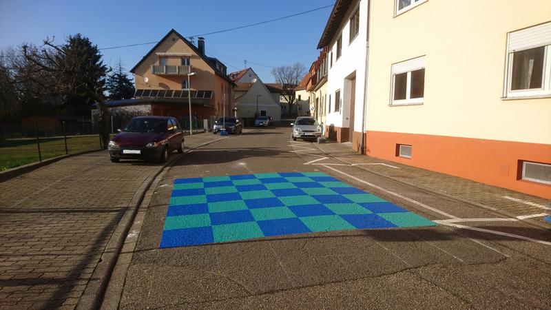 Die von GO Karlsruhe markierten Schachbrettmuster in Grün und Blau in Knielingen