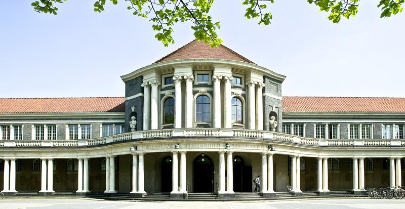 „Der Forschung. Der Lehre. Der Bildung.“ – Das Hauptgebäude der Universität Hamburg