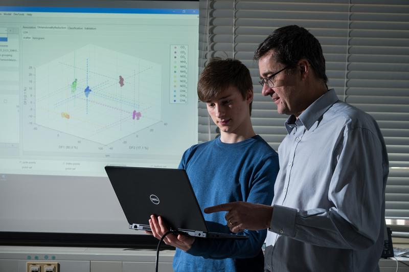 Open source software ‘Dave’: Data visualization (shown in background) helps Prof. Andreas Schütze (right) and research assistant Julian Joppich (left) interactively optimize measurement systems.