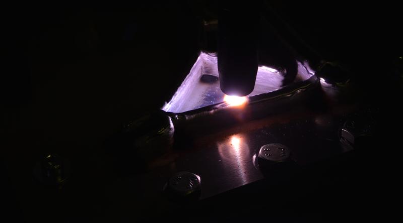 Der maßgeschneiderte Aluminium-Fülldraht mit Kohlenstoff-Nanostrukturen wird im Lichtbogen aufgeschmolzen und erzeugt so Schicht für Schicht das Bauteil. 
