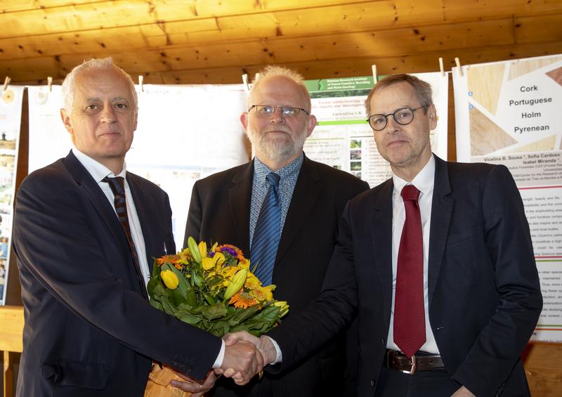 The managing director of the Marcus Wallenberg Foundation, Kaj Rosén and Joris van Acker, member of the selection committee, congratulate Gerhard Schickhofer winning the Marcus Wallenberg Prize (v.r.)