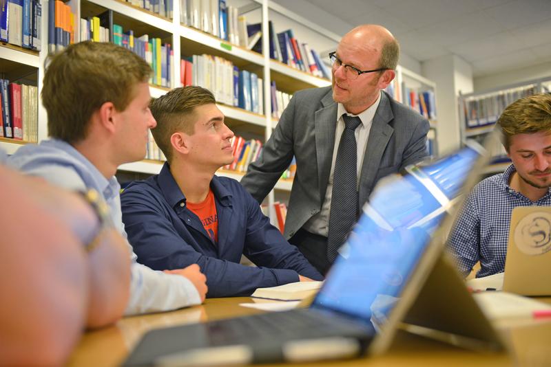 Den neuen Studiengang Wirtschaftsinformatik verantwortet Prof. Dr. Hubert Schüle (Mitte).