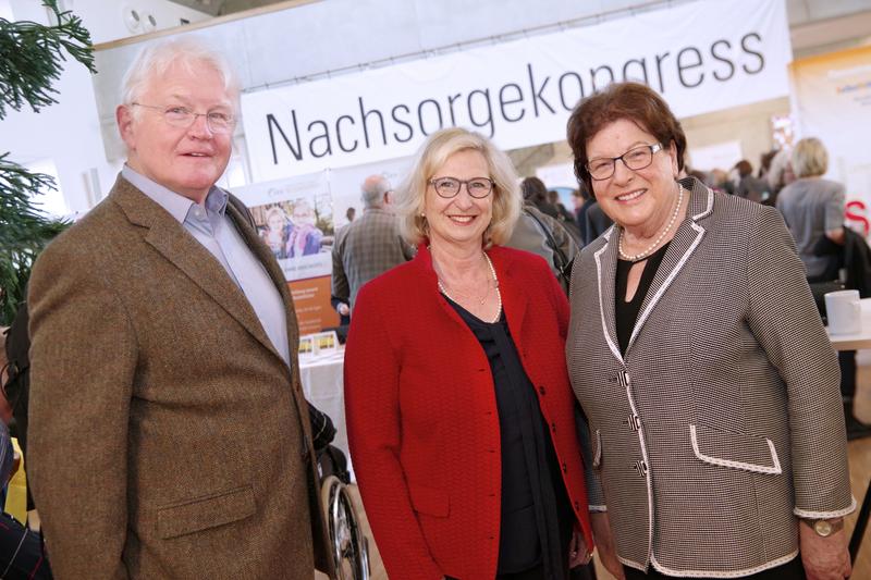 Schirmherrin Barbara Stamm (rechts, Vorsitzende der Lebenshilfe-Landesverbandes Bayern) mit Dr. Paul Reuther (AG Teilhabe) und Helga Lüngen (Geschäftsführerin der ZNS – Hannelore Kohl Stiftung)