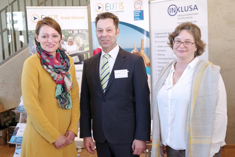 Alfons Polczyk (Referatsleiter im Bundesministerium für Arbeit und Soziales) mit Julia Tiwi-Feix (EUTB Inklusa gGmbH, links) und Meike van der Kamp (EUTB ZNS – Hannelore Kohl Stiftung)