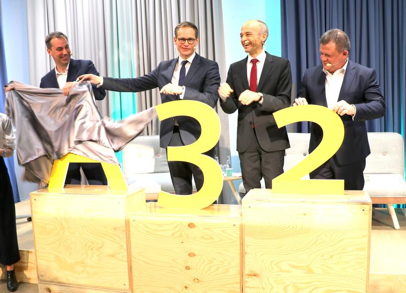 Siemens-Vorstand Cedrik Neike, der Regierende Bürgermeister von Berlin; HWR-Präsident Prof. Dr. Andreas Zaby und CEO Siemens Real Estate, Zsolt Sluitner, eröffnen das A32 Entrepreneurs Forum Berlin Si