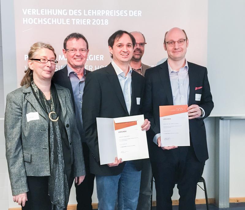 Anneke Wolf (Hochschuldidaktik und E-Learning), Prof. Dr. N. Kuhn (Präsident), Dr. T. Roth (Lehrpreisträger 2018), Prof. Dr. M. Regier (Vizepräsident), Prof. Dr. H. te Heesen (Lehrpreisträger 2018)