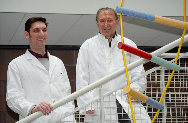 Erfolgreich bei der Weiterentwicklung eines Biomarkers zur Hodenkrebs-Erkennung: Dr. Arlo Radtke (links) und PD Dr. Ganzafer Belge aus dem Fachbereich Biologie/Chemie der Universität Bremen. 