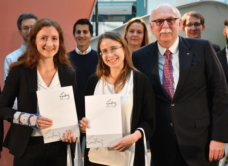 Leibniz-Gründerpreis 2019: Die Gründerinnen Sabine Auer (li.) und Christina Horn von „elena international“ mit Leibniz-Präsident Matthias Kleiner. 