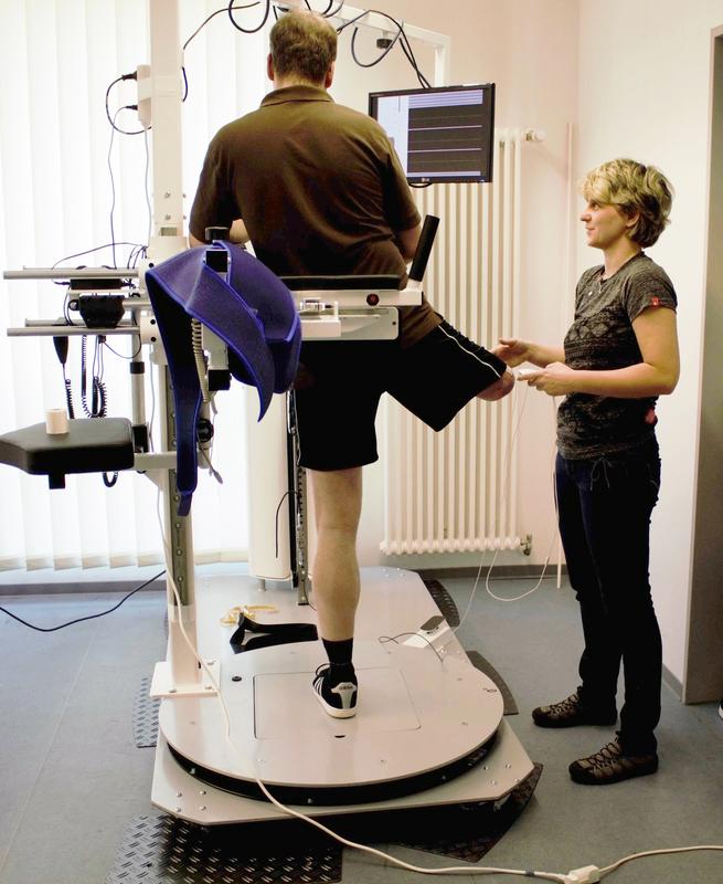 Dr. Katja Orlowski von der Kooperationspartnerin TH Brandenburg untersucht mit dem an der Uni Magdeburg entwickelten multifunktionalen Diagnostikgerät eine Testperson mit amputiertem Bein.