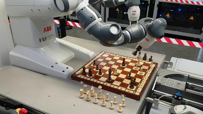 Besucher der Hannover Messe können sich im Schachspielen gegen den kollaborativen Roboter YuMi probieren. 