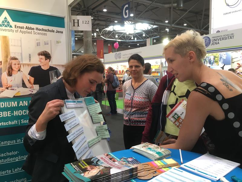 Von links: Julia Hillmann und Prof. Dr. Katharina Rädel-Ablass am Stand der EAH Jena