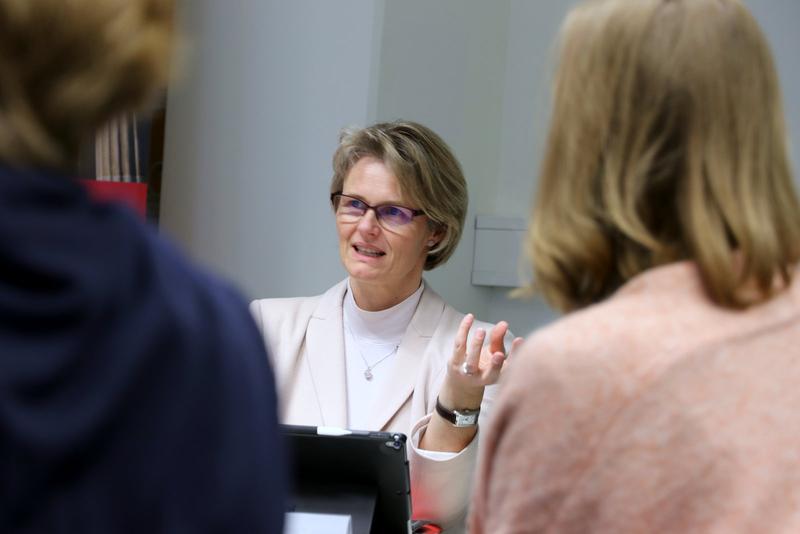 Verzahnung von Praxis und Theorie im Studium wird zunehmend wichtiger, sagt Bundesbildungsministerin Anja Karliczek