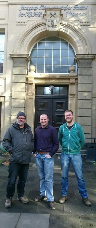 Vor dem historischen Geologisch-Paläontologischen Institut der Universität Bonn (von links): Das Entwicklerteam Dr. Gösta Hoffmann, Martin Monschau und Edouard Grigowski. 