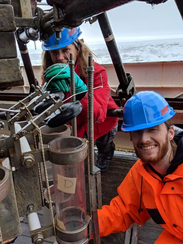Friederike Säring und Ben Behrend bereiten ihr Forschungsgerät, den Multigreifer, auf der Polarstern zur Probennahme im Weddell-Meer vor.