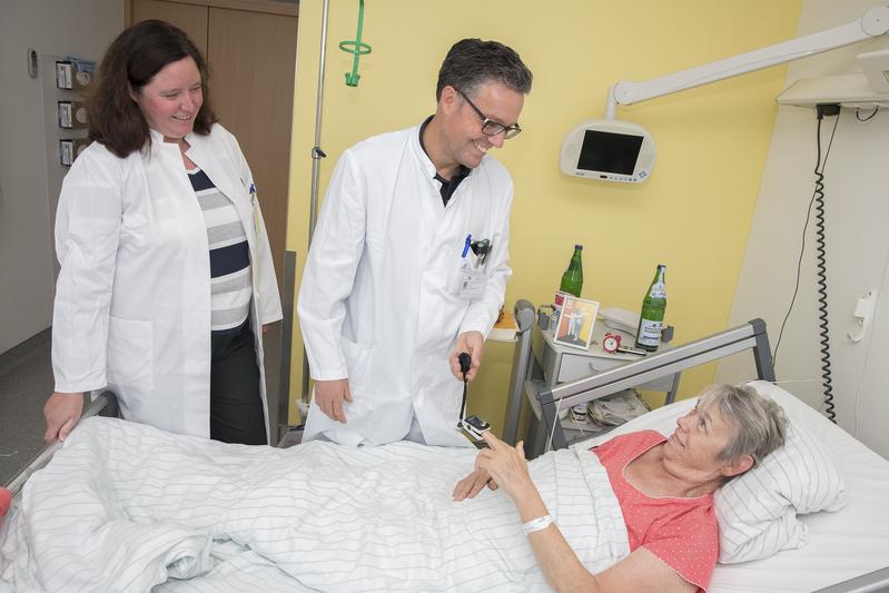 Studie zum postoperativen Delir im Alter: (v. li) Prof. Maria Wittmann und Dr. Jan Menzenbach freuen sich zusammen mit ihrer Patientin Tamara O., dass sie fünf Tage nach der Operation wohlauf ist