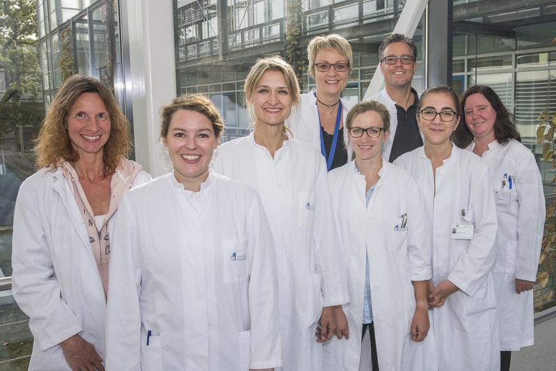 Studie zum postoperativen Delir im Alter: Acht Mitglieder des 18-köpfigen Teams der Anästhesie am Universitätsklinikum Bonn, die 1.000 ältere Patienten binnen  zwölf Monaten in der Studie untersuchen