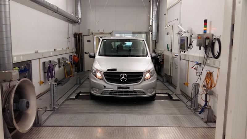 Ein Mercedes Vito wird auf dem Empa-Rollenprüfstand getestet.