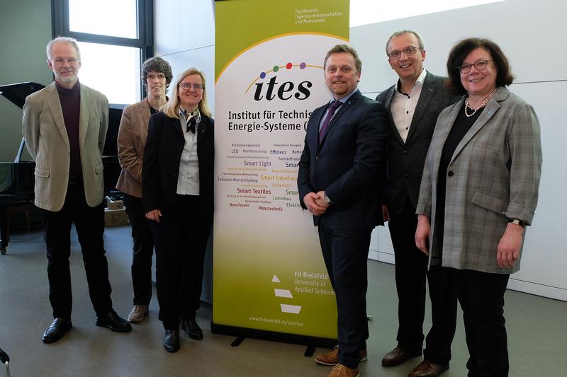 ITES-Institutsmitglieder (v.l.): Prof. Dr. Jörn Loviscach, Prof. Dr. Dr. Andrea Ehrmann, Prof. Dr.-Ing. Eva Schwenzfeier-Hellkamp, Prof. Dr.-Ing. Jens Haubrock, Prof. Dr.-Ing. Herbert Funke und Pr