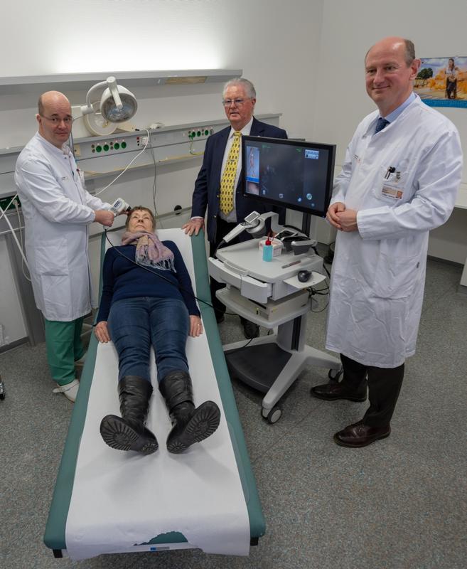 Oberarzt Dr. Jörg Laske (v.l.n.r.), Jürgen Preiss-Daimler und Klinikdirektor Stefan Beissert, mit dem "VivaScope"-Laser-Mikroskop zur schonenden Diagnose bei Hautkrebsverdacht.