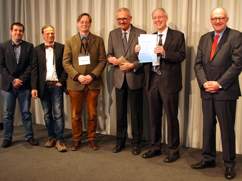 Auszeichnung (von links): Dr. Matthias Mail, Dr. Stefan Walheim, Dr. Martin Brede, Prof. Dr. Wilhelm Barthlott, Prof. Dr. Thomas Schimmel und der Parlamentarische Staatssekretär Dr. Michael Meister. 