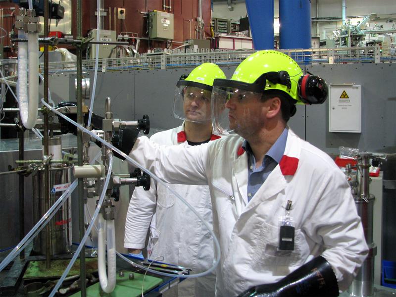 Prof. Florian Kraus and his colleague Dr. Sergei Ivlev at the powder diffractometer SPODI