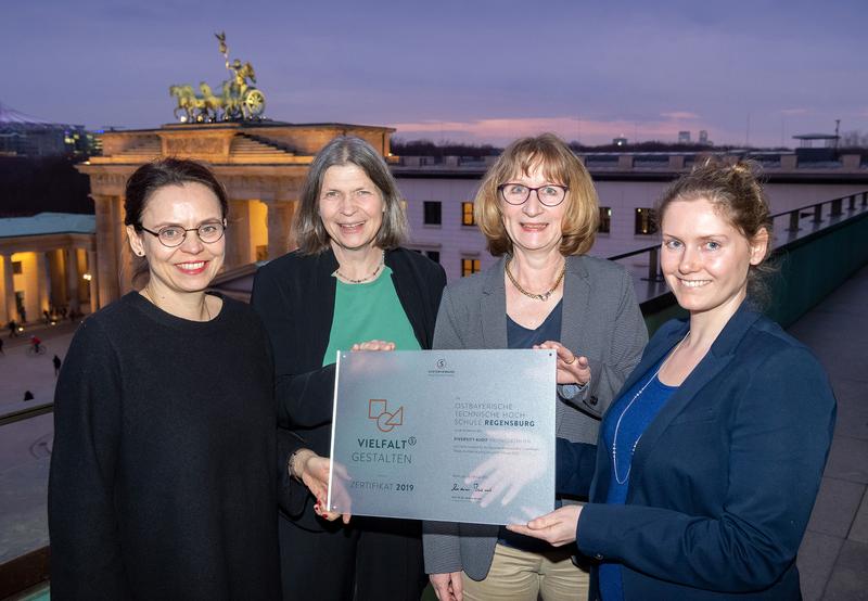 (von links) Prof. Dr. Susanne Nonnast, Silvie Klein-Franke, Prof. Dr. Christine Süß-Gebhard und Sabine Hoffmann. 