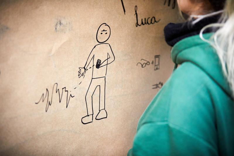 Jugendliche zeichnen zum Thema "Self-Tracking" (während einer Projekt-Veranstaltung)