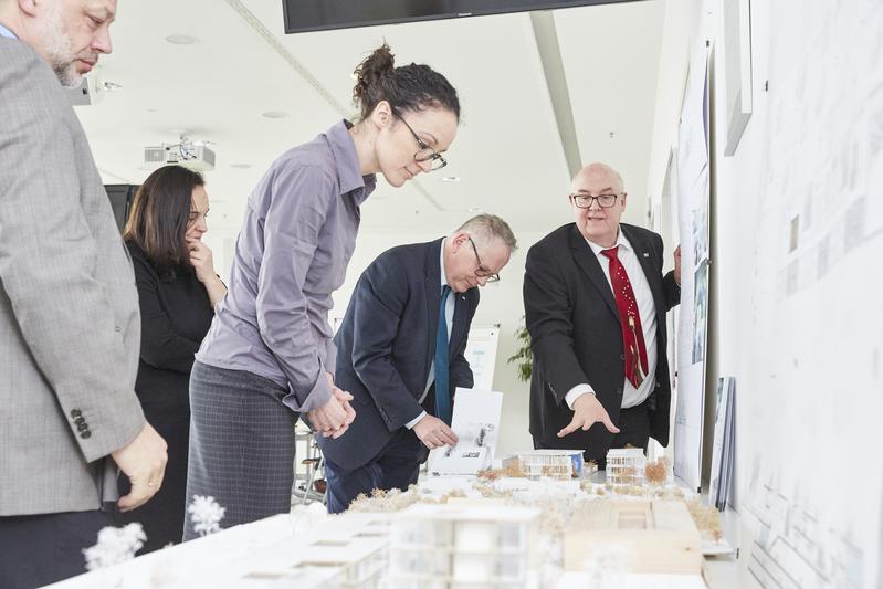 h_da-Präsident Prof. Dr. Ralph Stengler (rechts) zeigt Ministerin Angela Dorn (3. von links) Modelle des Campus in Dieburg