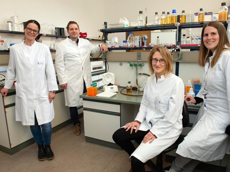 Haben eine Bakterienkapsel im Reagenzglas nachgebaut (von links): Prof. Tanja Schneider, Dr. Marvin Rausch, Julia Deisinger und Dr. Anna Müller. 